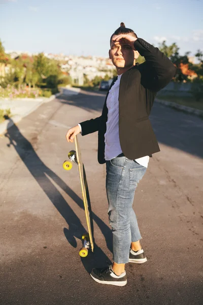 Imagem de um homem com longboard indo na estrada — Fotografia de Stock