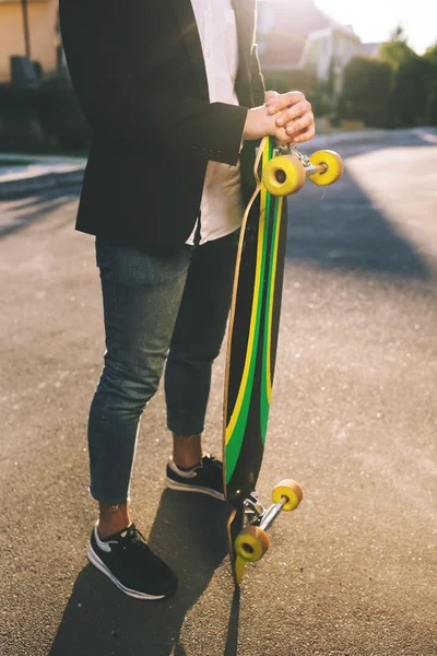 Imagem de um homem com longboard indo na estrada — Fotografia de Stock