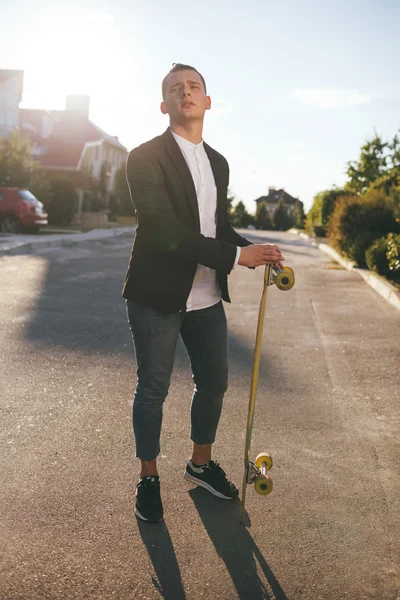 Imagem de um homem com longboard indo na estrada — Fotografia de Stock