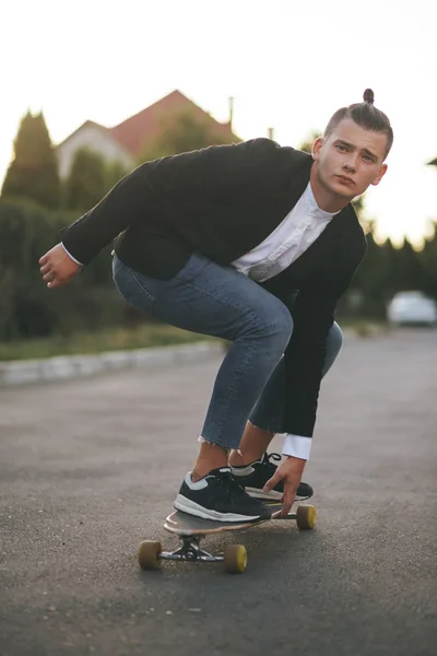 Image d'un homme avec longboard en route — Photo