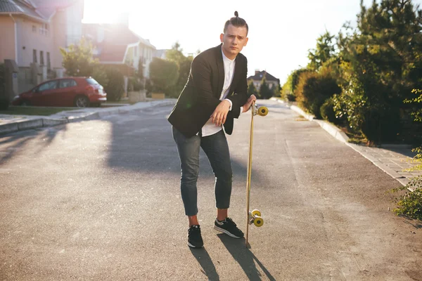 Immagine di un uomo con longboard che va su strada — Foto Stock