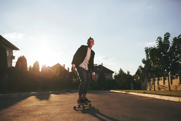 Immagine di un uomo con longboard che va su strada — Foto Stock