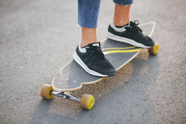 Imagem de um homem com longboard indo na estrada — Fotografia de Stock