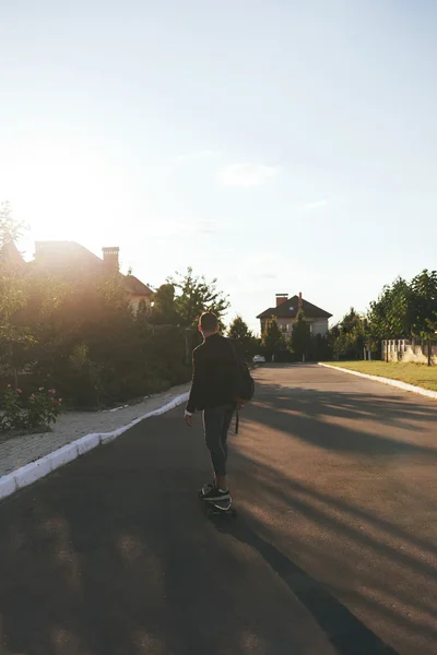 Imagen de un hombre con longboard en camino —  Fotos de Stock