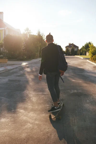 Изображение человека с длинным бортом, идущего по дороге — стоковое фото