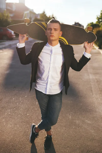 Imagen de un hombre con longboard en camino —  Fotos de Stock