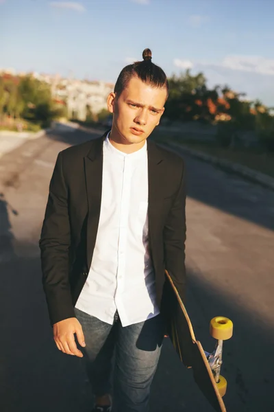 Imagen de un hombre con longboard en camino —  Fotos de Stock