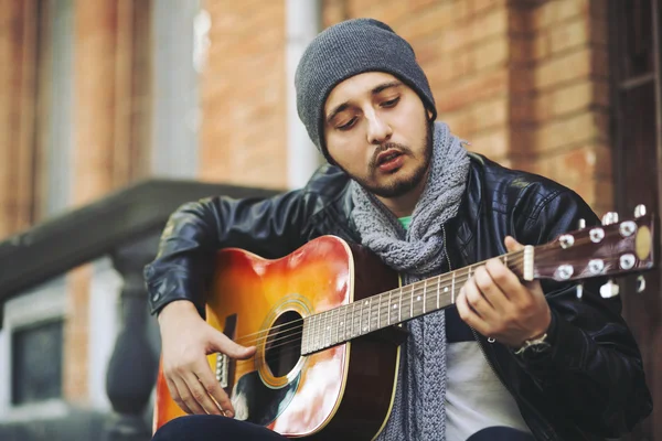 Young musician with guitar in city — Stock Photo, Image