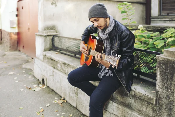 Νεαρός μουσικός με κιθάρα στην πόλη — Φωτογραφία Αρχείου