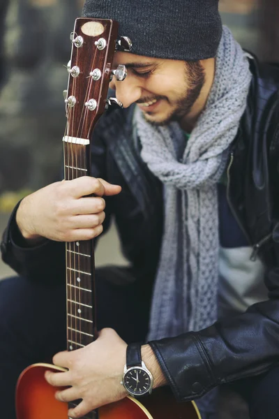 Young musician with guitar in city — Stock Photo, Image