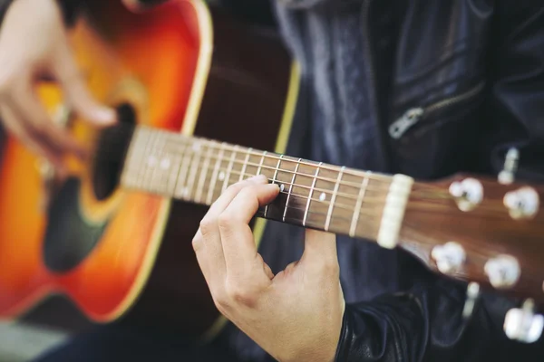 Jonge aantrekkelijke straat kunstenaar met zijn gitaar — Stockfoto