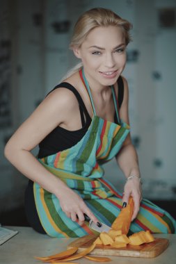 genç kadın kesme sebze