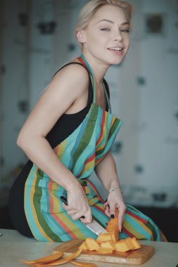 genç kadın kesme sebze