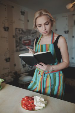 Genç kadın bir Tarifler kitap ararken