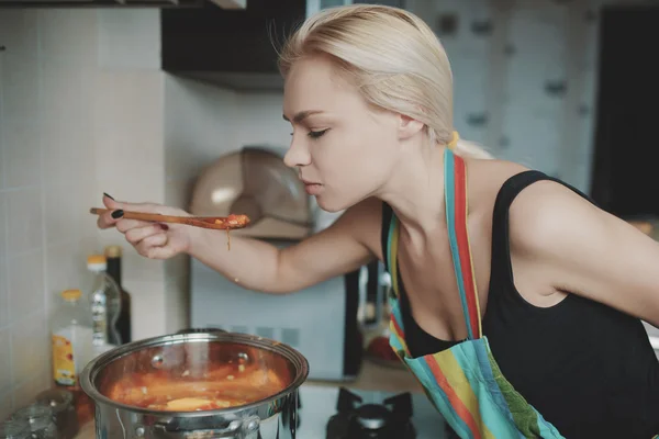Молода жінка готує гарбузовий суп — стокове фото