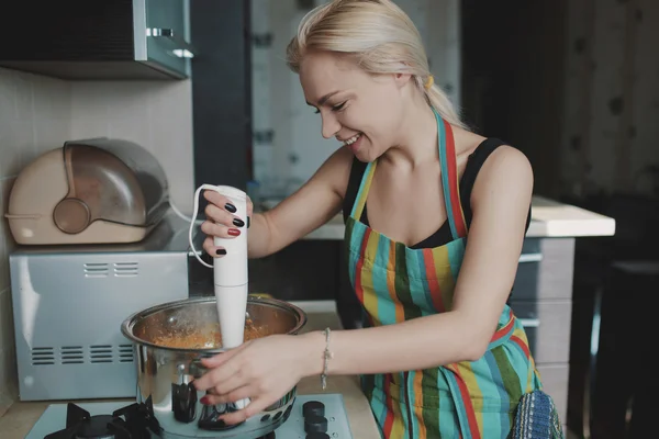 Jovem mulher preparando sopa de abóbora — Fotografia de Stock