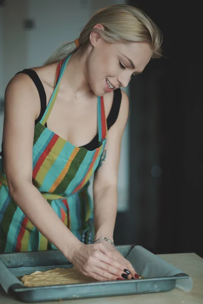 Mulher cozinhar pizza na cozinha — Fotografia de Stock