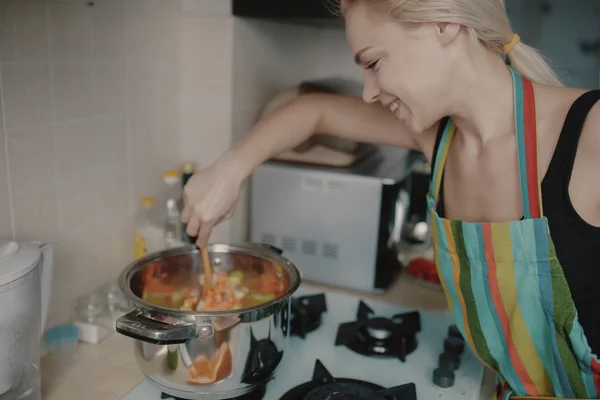 Молода жінка готує гарбузовий суп — стокове фото