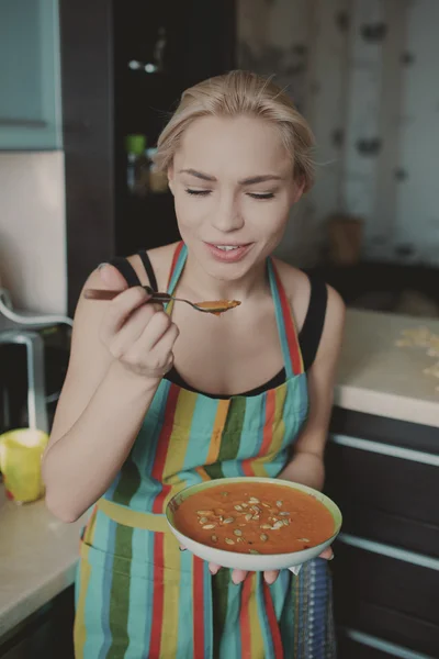 Jovem mulher desfrutando de sopa de abóbora — Fotografia de Stock