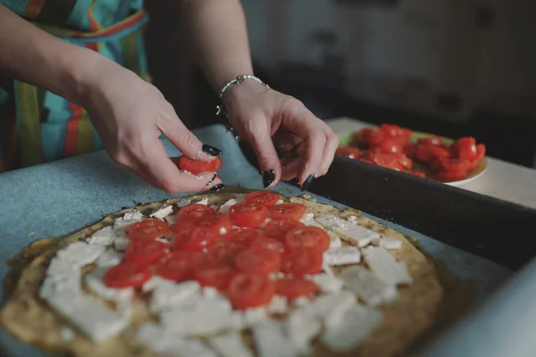 Vrouw pizza op keuken koken — Stockfoto