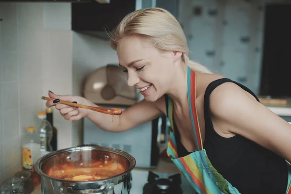 Jovem mulher preparando sopa de abóbora — Fotografia de Stock