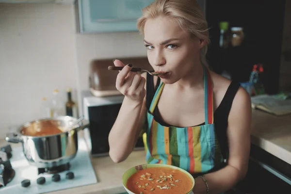 Jovem mulher desfrutando de sopa de abóbora — Fotografia de Stock