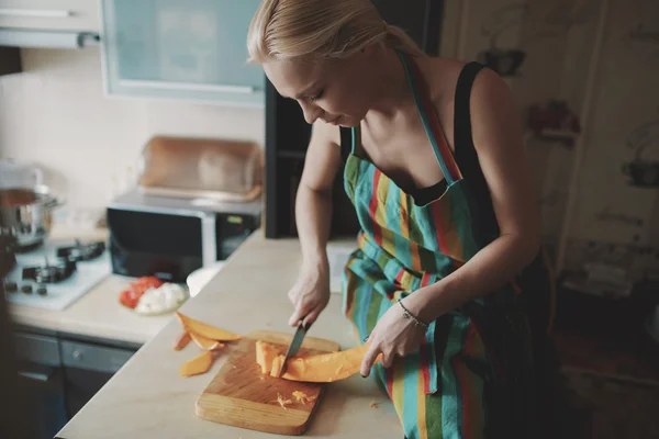 Молода жінка ріже овочі — стокове фото
