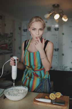 Tatlı genç kız hazırlar