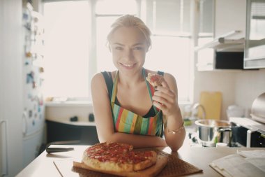 Güzel kız lezzetli pizza yemek