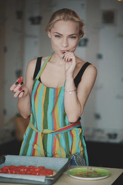 Vrouw pizza op keuken koken — Stockfoto