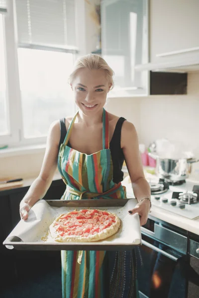 Vrouw pizza op keuken koken — Stockfoto