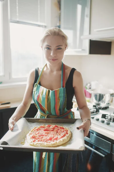 Vrouw pizza op keuken koken — Stockfoto