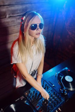 Sevimli dj kadın having fun club partide müzik