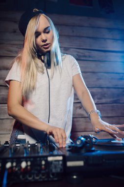 Sevimli dj kadın having fun club partide müzik