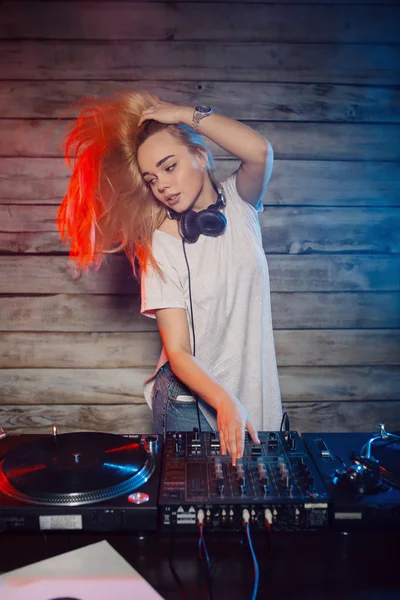 Mignon dj femme avoir amusant jouer de la musique à club fête — Photo