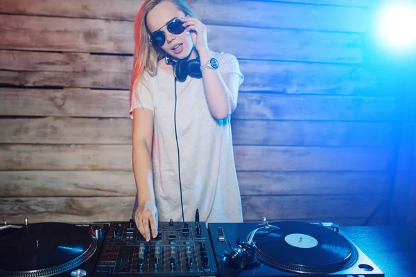 Linda mujer dj divertirse tocando música en la fiesta del club — Foto de Stock