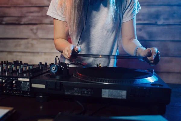 Linda mujer dj divertirse tocando música en la fiesta del club — Foto de Stock