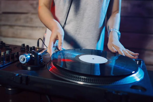 Niedlichen dj Frau Spaß beim Musizieren auf Club-Party — Stockfoto