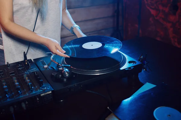 Linda mujer dj divertirse tocando música en la fiesta del club — Foto de Stock