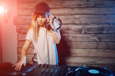 Sevimli dj kadın having fun club partide müzik
