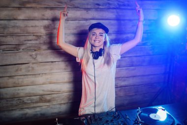 Sevimli dj kadın having fun club partide müzik