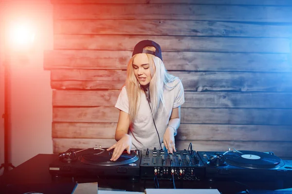 Sevimli dj kadın having fun club partide müzik