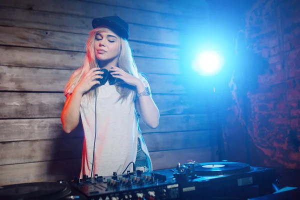 귀여운 dj 여자 재미 클럽 파티에서 음악을 재생 — 스톡 사진