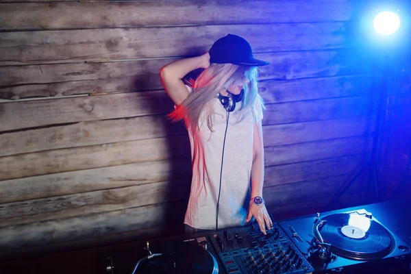 Cute Dj woman having fun playing music at club party — стоковое фото