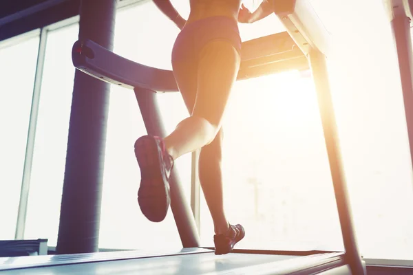 Fitness dívka běží na běžeckém pásu — Stock fotografie
