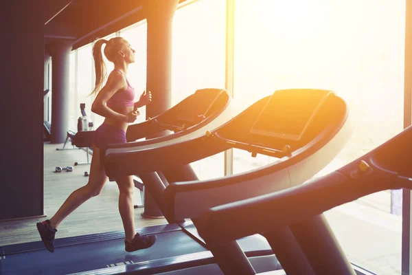 Fitness menina correndo em esteira — Fotografia de Stock