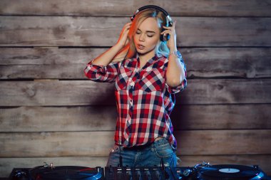 Sevimli dj kadın having fun club partide müzik