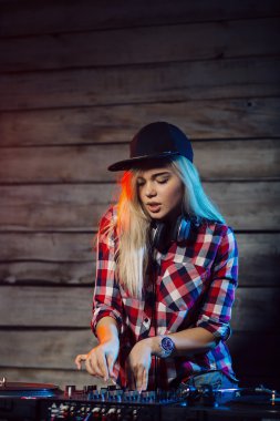 Sevimli dj kadın having fun club partide müzik