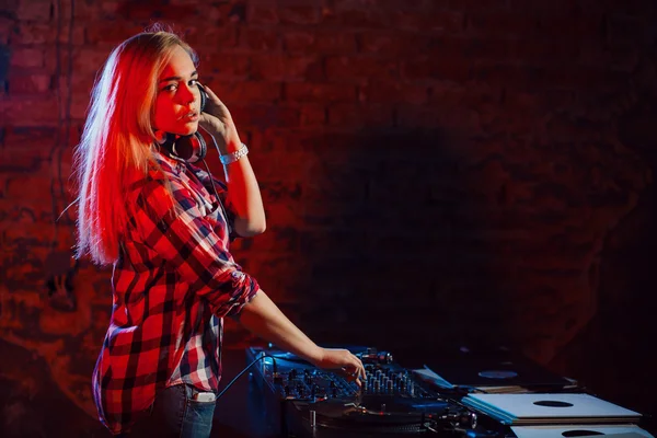 Söta dj kvinna ha kul spela musik på klubbfest — Stockfoto