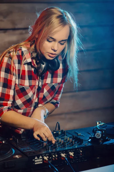 Linda mujer dj divertirse tocando música en la fiesta del club — Foto de Stock